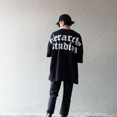 HIERARCHY STUDIOS Tee Wide Logo Black